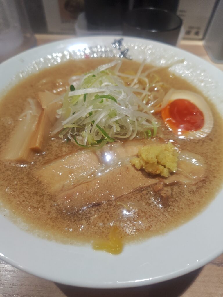 札幌出張で寄ったすすきののラーメン屋、輝風さん。 非常に人気店で毎日大行列です。