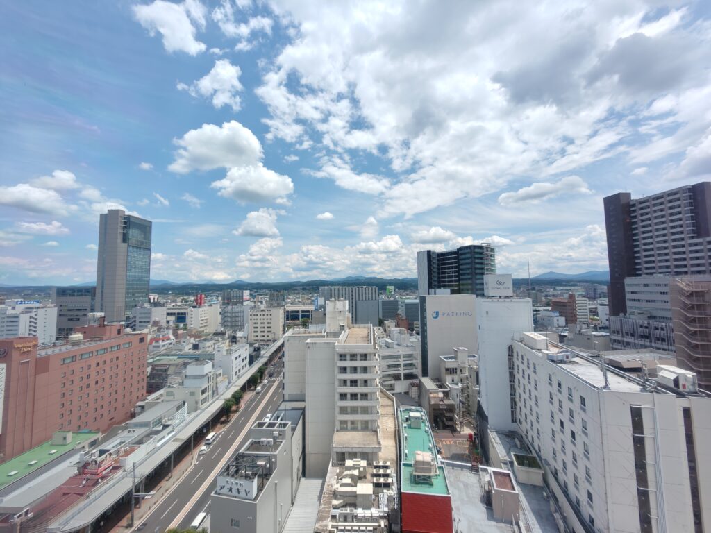 郡山ビューホテルアネックスから一望した福島県郡山駅周辺の街並みと遠くに見える山々の景色