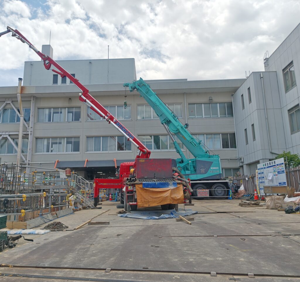 福島県の郡山簡易裁判所の敷地内で進められる新庁舎の大規模な建設工事現場と重機の様子