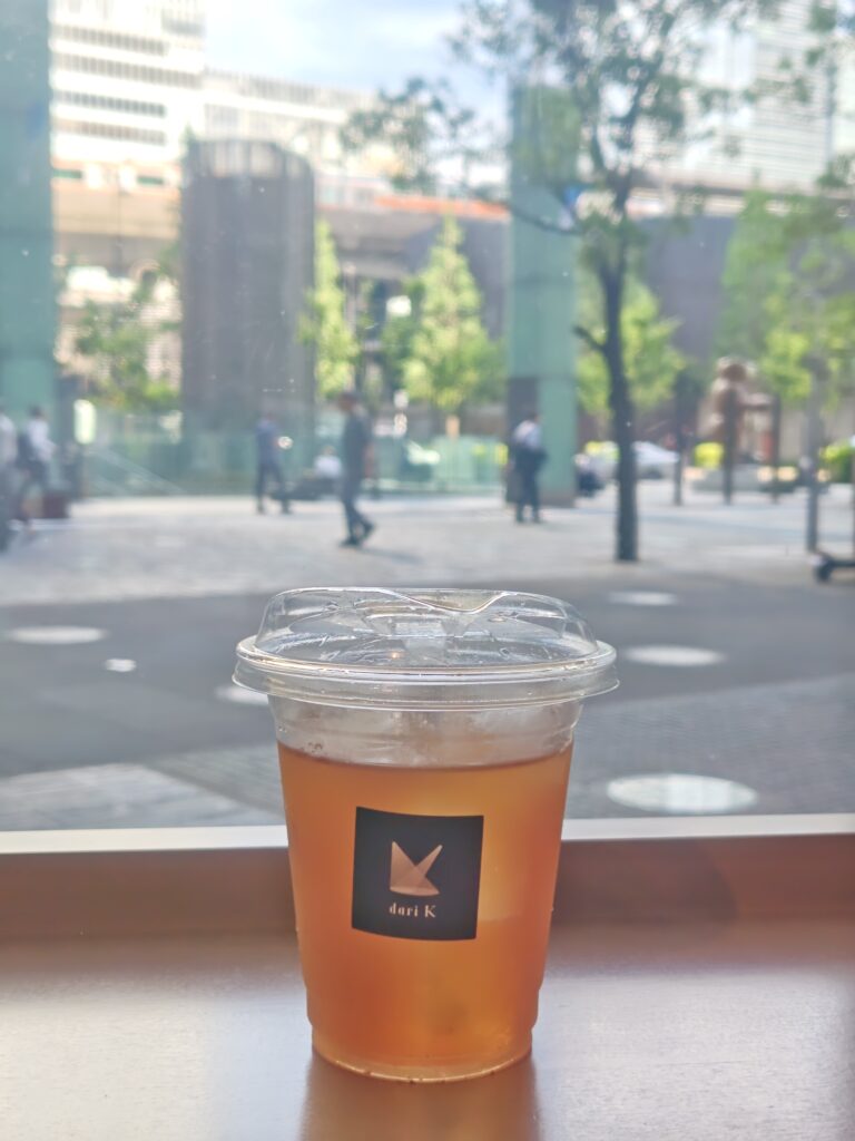 東京駅近くのカフェで行った出張面談時のお茶。相談者のプライバシーを守るため私服で極秘対応しています
