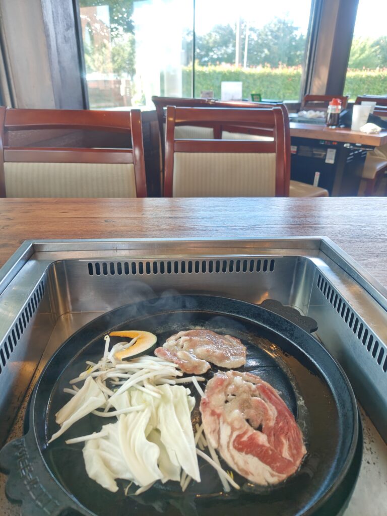 アサヒビール園福島本宮店で鉄板焼きで楽しむ羊肉と野菜のジンギスカン